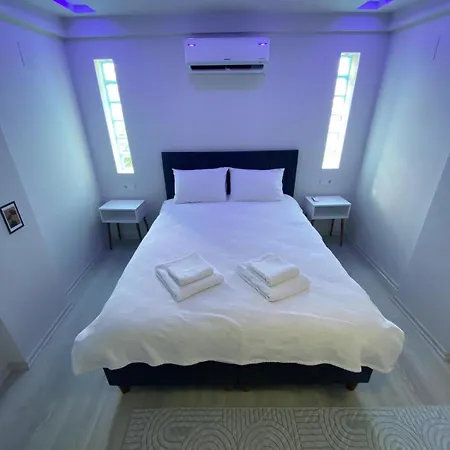 Comfortable, Stylish, Centrally Located דירה *