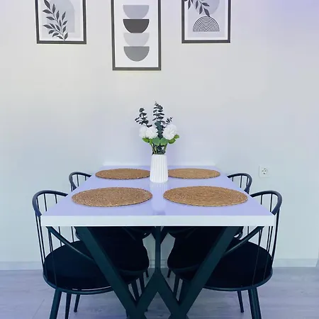 Comfortable, Stylish, Centrally Located דירה דלמן